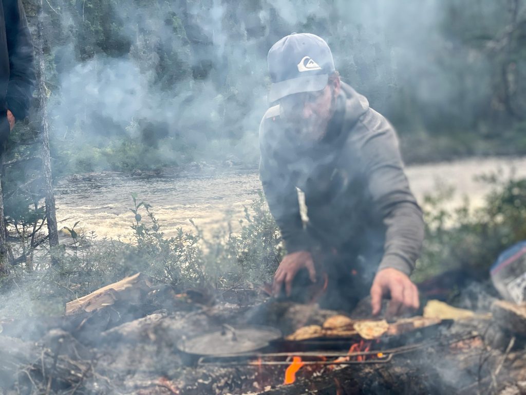 JF de Noryak cuisine sur le feu lors d'une expédition de rafting