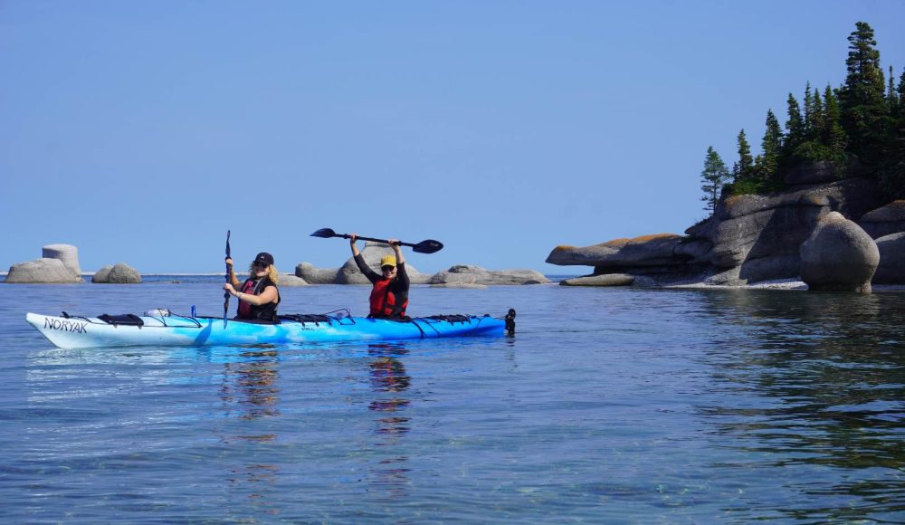Kayak près des monolithes de la Grande Île