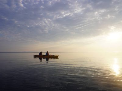 Kayak double au lever du soleil, Grande île