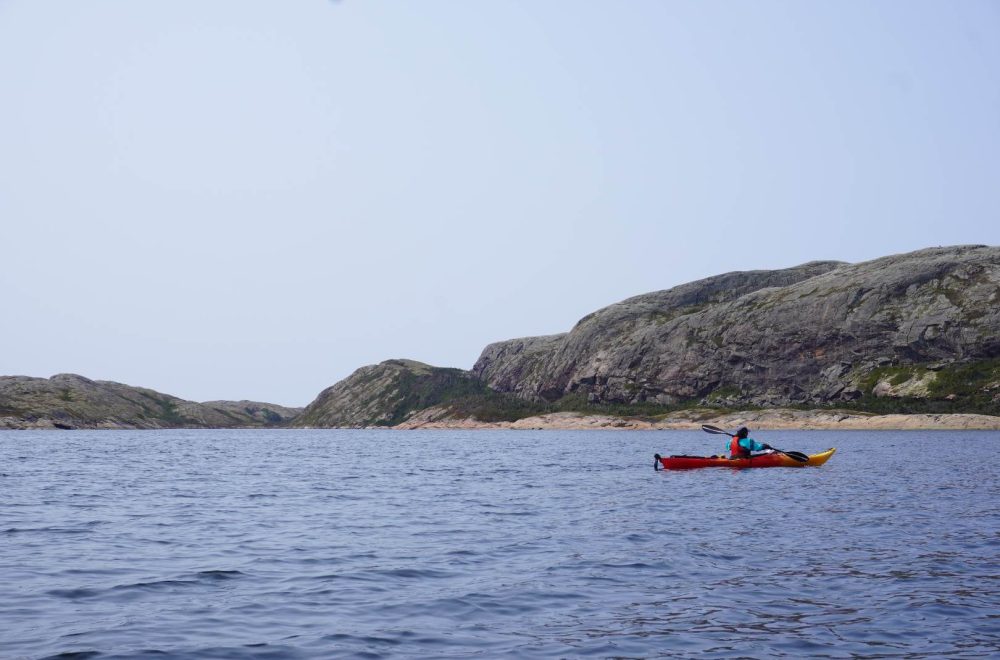Kayak de mer près de l'île du petit-mécatina
