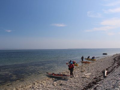 Kayaks accostés sur la pointe Nord-ouest de la Grande Île