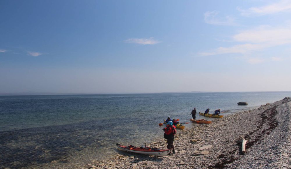 Kayaks de mer accostés sur une plage à la pointe du noroit de grande ile de l'archipel de mingan